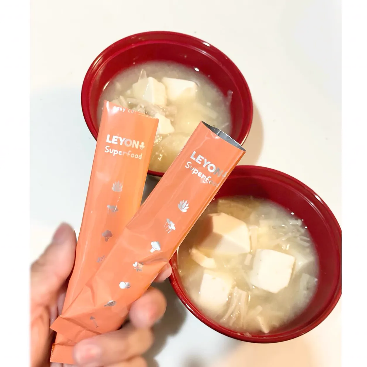 味噌汁2杯にスティックを入れる様子