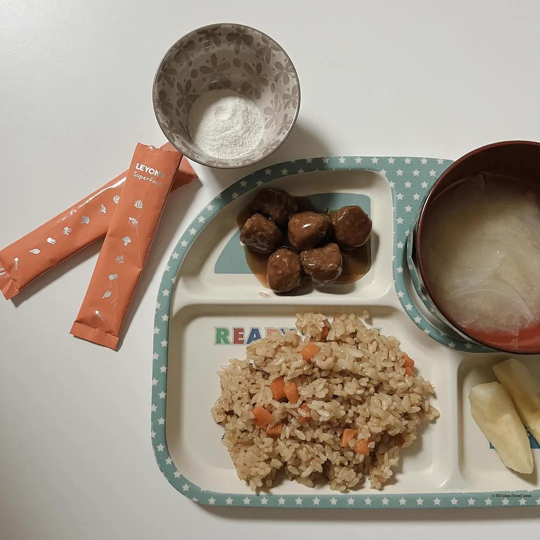 子ども用トレーの食事とスティック