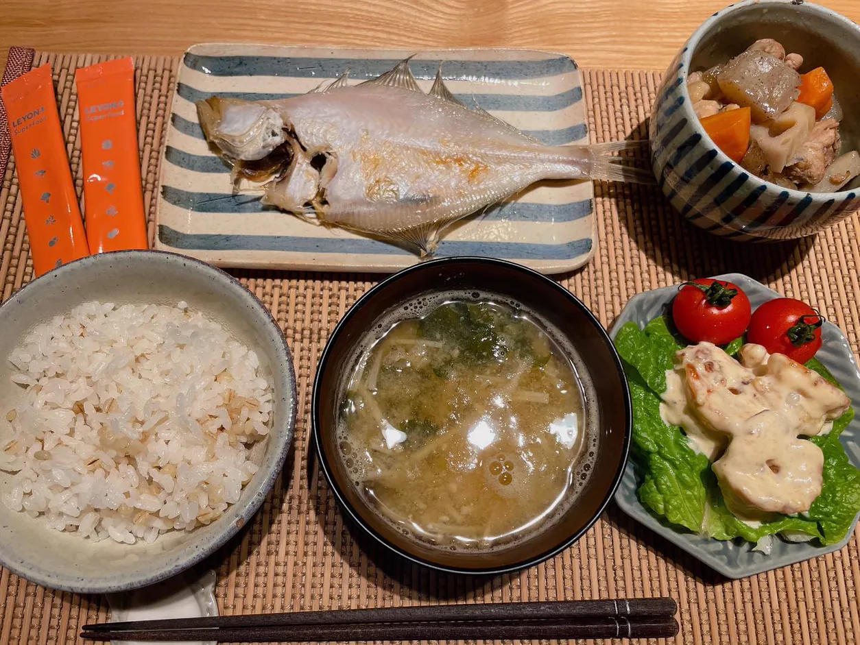 焼き魚定食の夕食とLEYON super foodのスティック